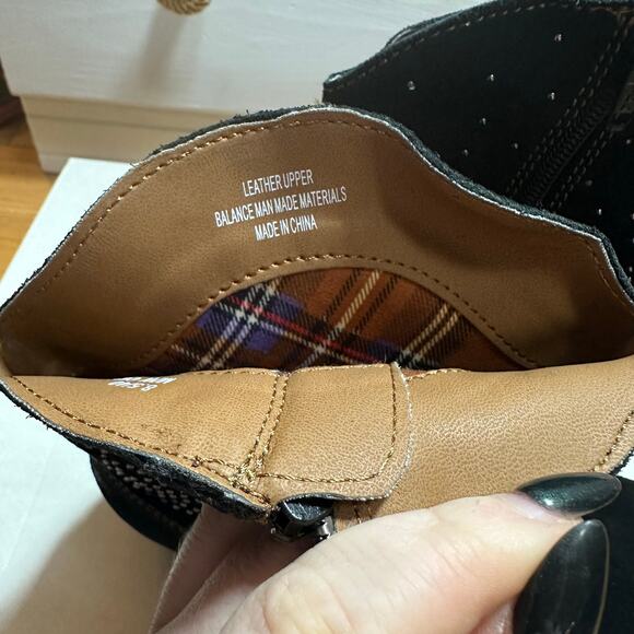 b. o. c. Black Studded Suede Boots Size 8.5 - Picture 4 of 8